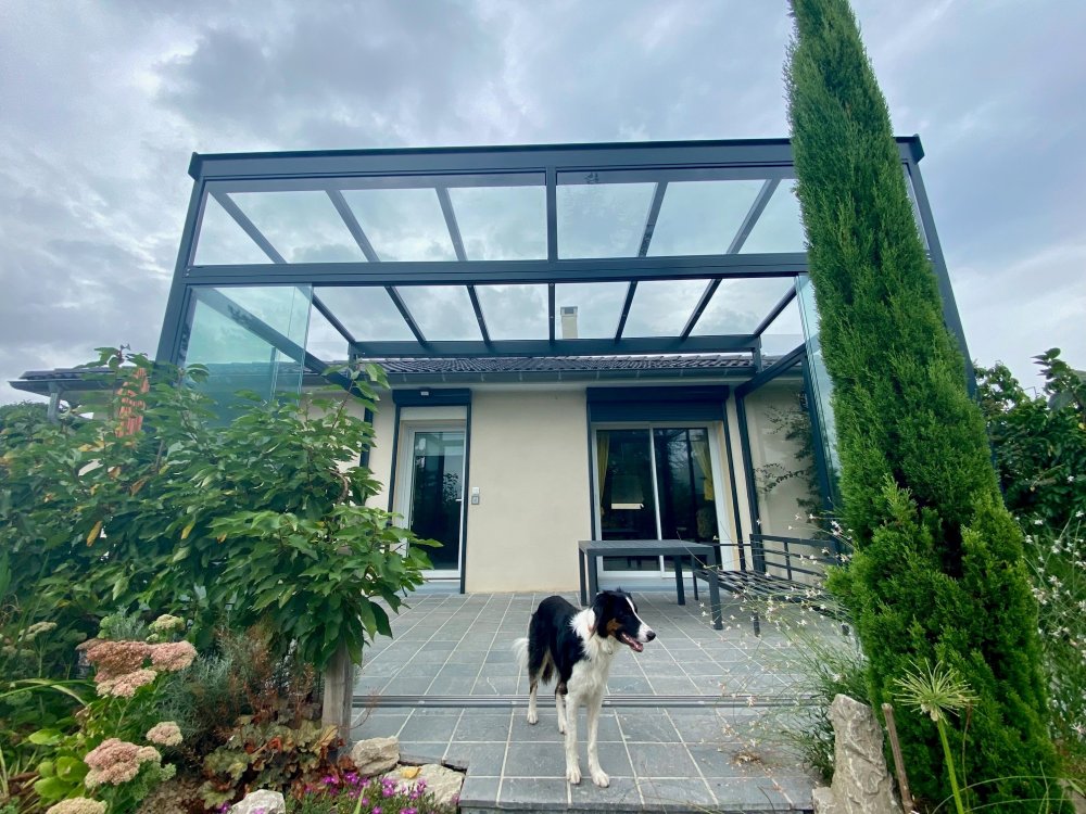 Pose d'une pergola entièrement vitrée à pente inversée à Lyon