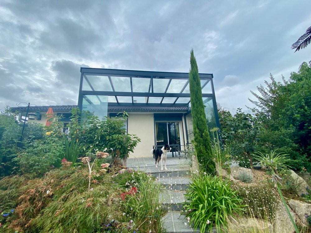 Fourniture et installation d'une pergola entièrement vitrée à pente inversée à Lyon