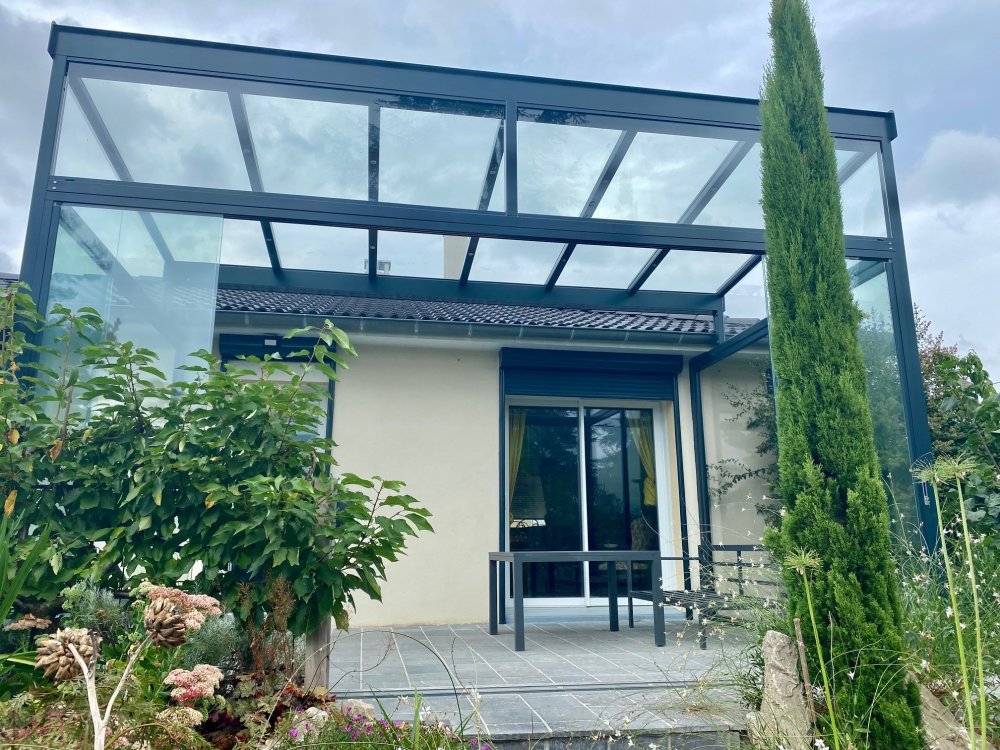 Fourniture et installation d'une pergola entièrement vitrée à pente inversée à Lyon