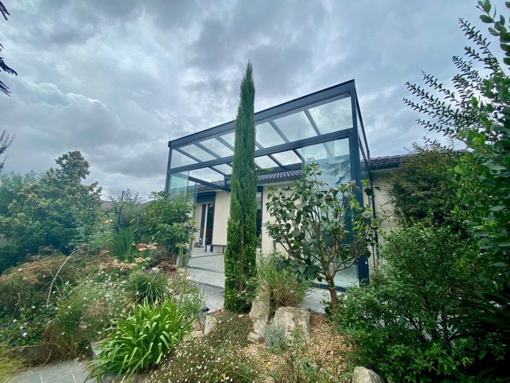 Pose d'une pergola entièrement vitrée à pente inversée près de Lyon