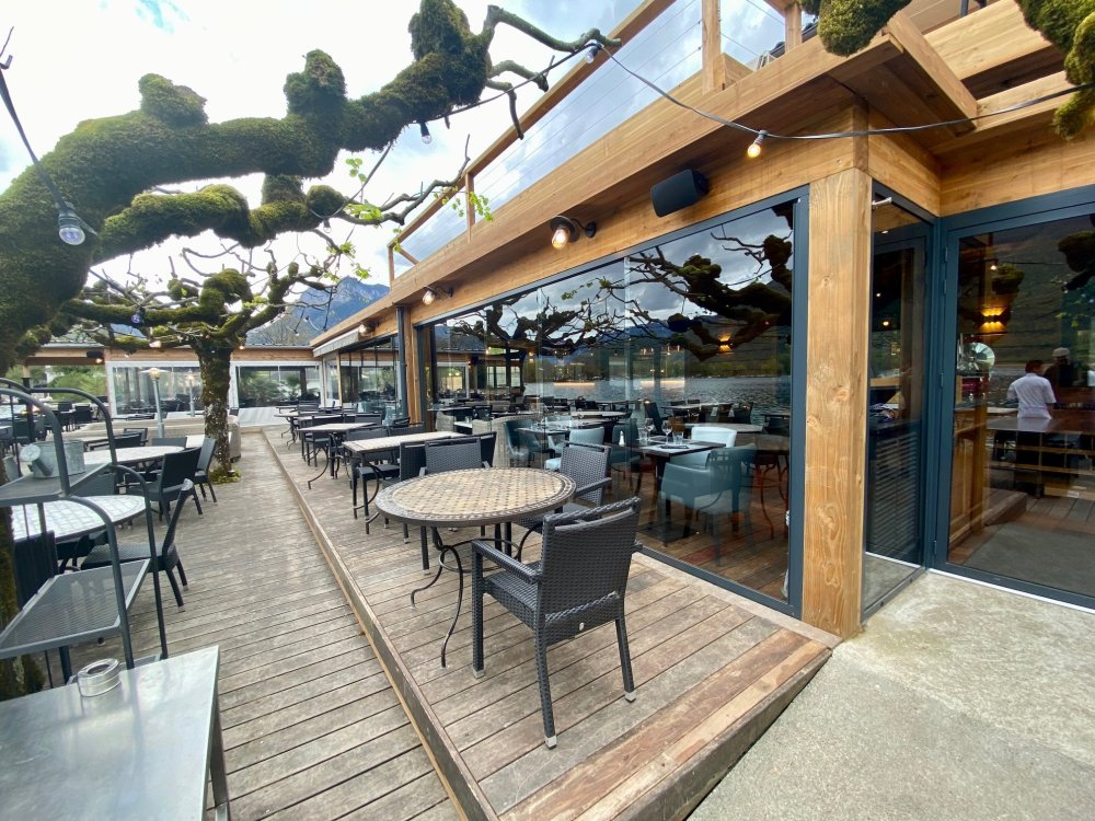 Splendide fermeture de terrasse sur-mesure du Restaurant Chez Ma Cousine situé au bord du Lac d'Annecy (74) 