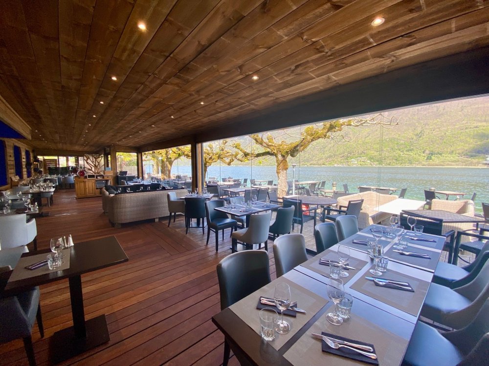 Splendide fermeture de terrasse sur-mesure du Restaurant Chez Ma Cousine situé au bord du Lac d'Annecy (74) 
