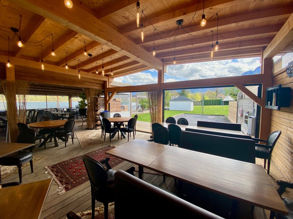 Splendide fermeture de terrasse sur-mesure du Restaurant Chez Ma Cousine situé au bord du Lac d'Annecy (74) 