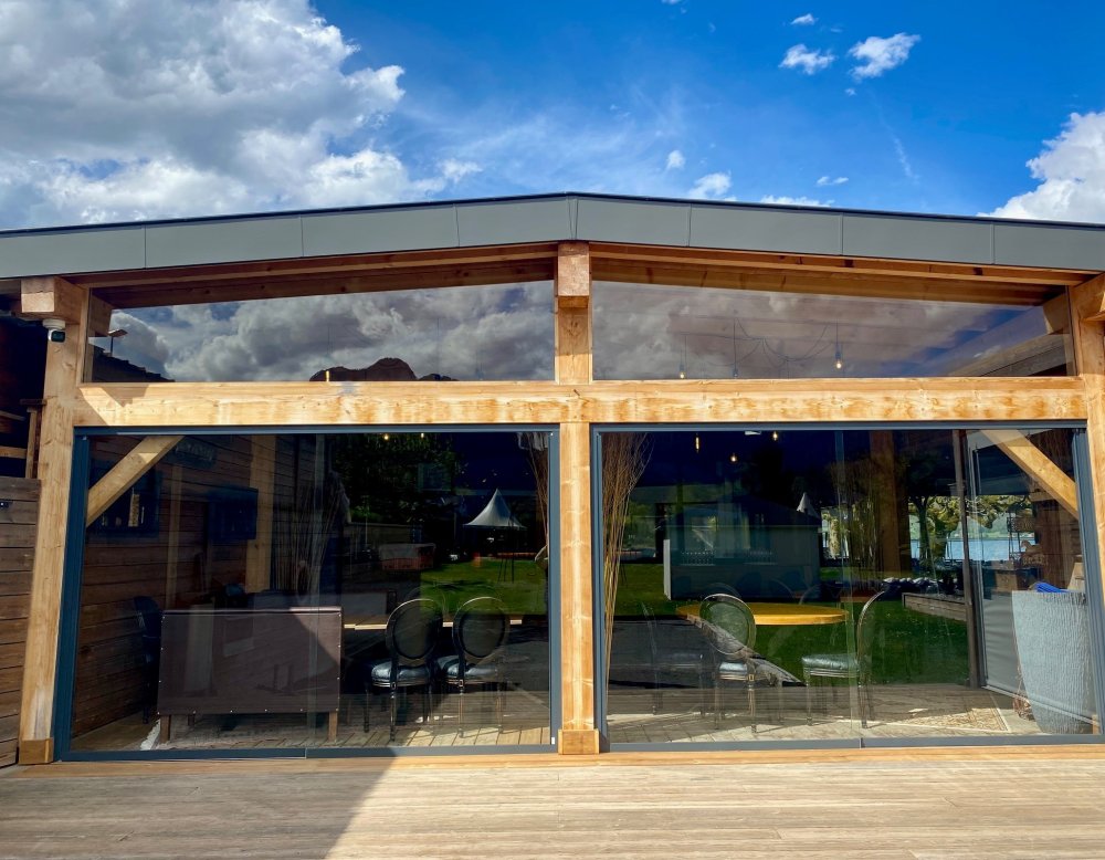 Splendide fermeture de terrasse sur-mesure du Restaurant Chez Ma Cousine situé au bord du Lac d'Annecy (74) 
