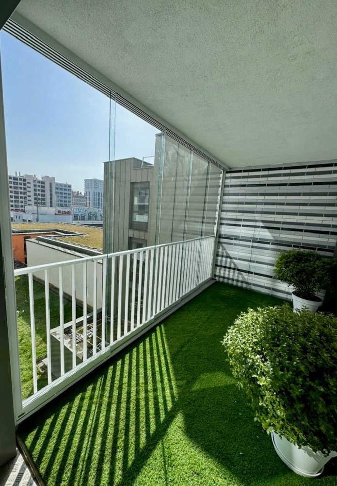 Fermeture de loggia avec système coulissant tout verre : profiter de sa terrasse plus longtemps à Lyon!