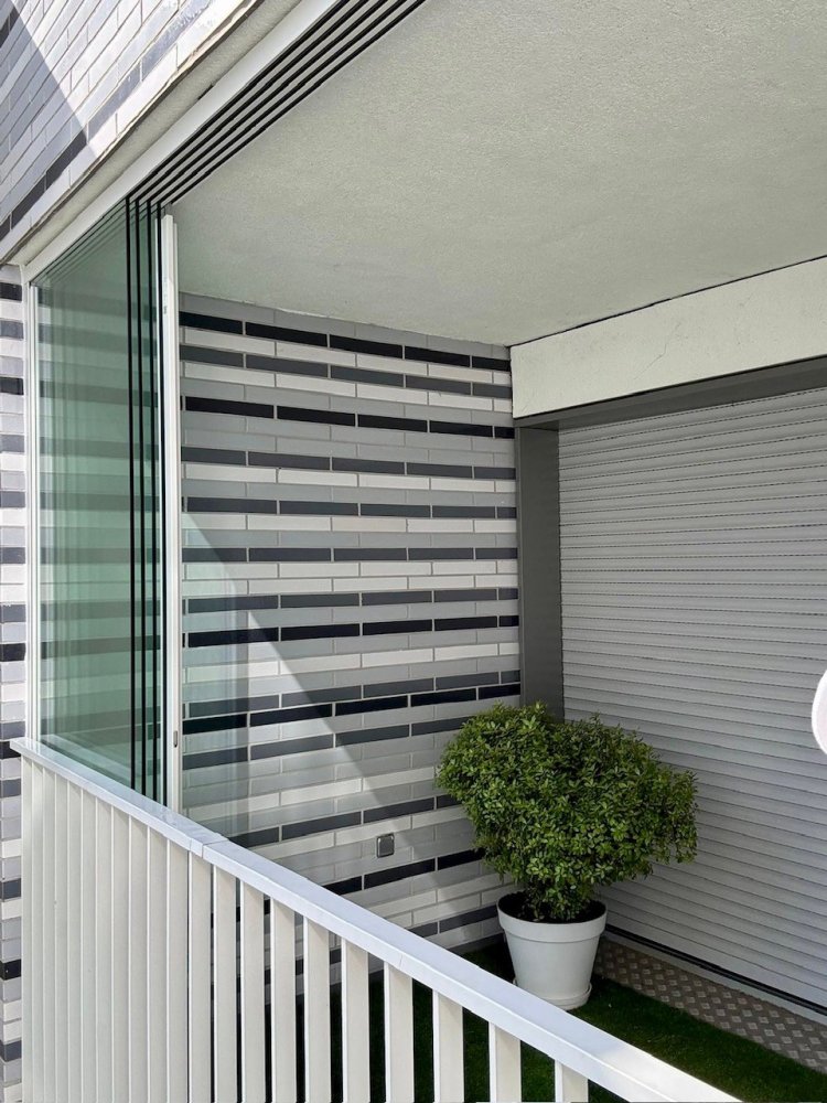 Fermeture de loggia avec système coulissant tout verre : profiter de sa terrasse plus longtemps à Lyon!