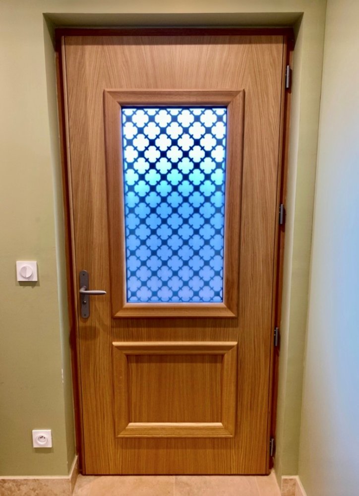 Installation d'une porte d'entrée bi matière (Bois/Aluminium) dans une villa contemporaine à Lyon.