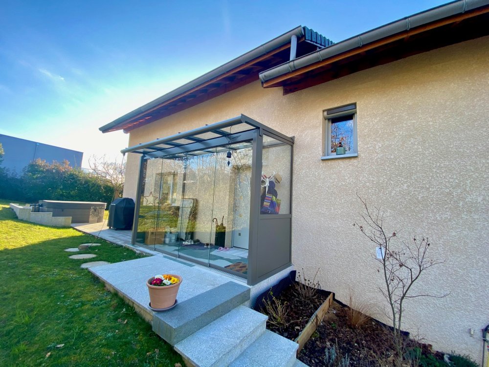Conception d'une extension pour l'aménagement d'un SAS d'entrée entièrement vitrée dans une charmante villa en région Rhône-Alpes.