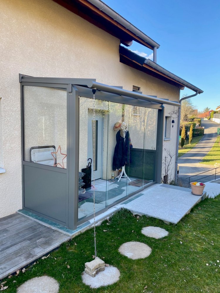 Conception d'une extension pour l'aménagement d'un SAS d'entrée entièrement vitrée dans une charmante villa en région Rhône-Alpes.