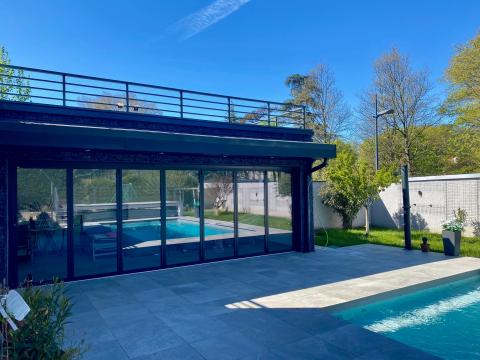 Fermeture sur-mesure de terrasse en baie accordéon 7 vantaux | Isolation & nouvel espace de vie à Neuville-sur-Saône