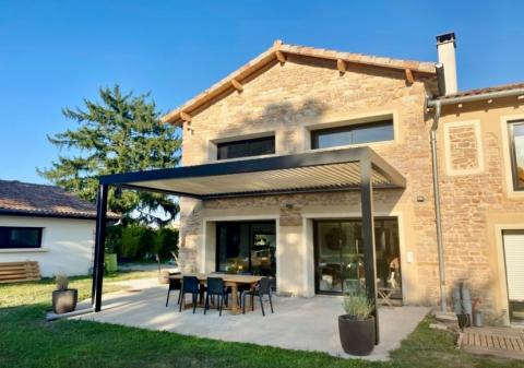Pose d'une pergola bioclimatique sur mesure de dimensions exceptionnelles : Intégration parfaite dans une façade en pierre à Macon (71)