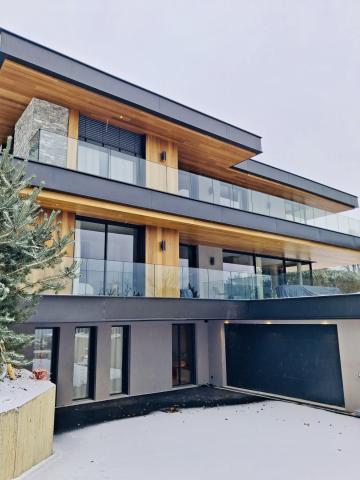Villa contemporaine à Veyrier‑le‑Lac : menuiseries aluminium et BSO pour une ouverture totale sur le paysage