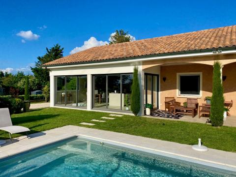 Réalisation d'une extension d'une terrasse comprenant des coulissants en bicoloration dans une villa chaleureuse implantée dans l'Ain (01)