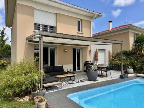 Aménagement d'une pergola avec une toiture entièrement vitrée dans une magnifique villa à Lyon (69)
