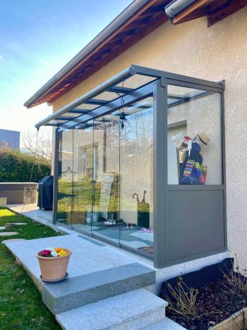 Mise en place d'une toiture vitrée pour créer un SAS d'entrée entièrement vitrée dans une charmante villa en région Rhône-Alpes.